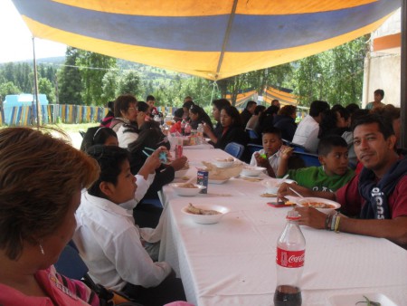 LOS NIÑOS ACOMPAÑANDONOS EN LA COMIDA